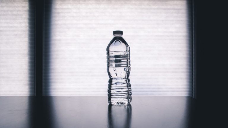 Täglicher Wasserbedarf: Berechnung & Richtwerte für den Vorrat